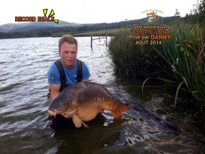 2_-Carpe_miroir_28kg_Nommée_''_Bichette_''R ECORD_Egalé_-__Prise_par_danny_Aout_2014